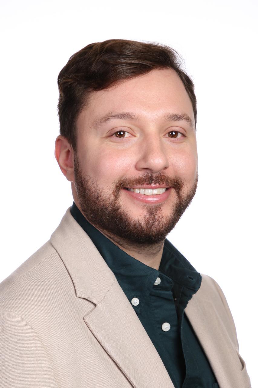 Dr. Yorman Flores Molina